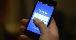 phone-facebook-app